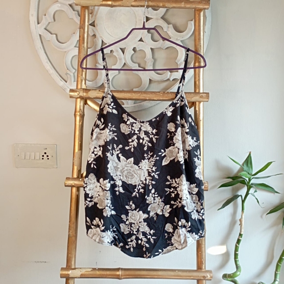 👩‍❤️‍👩 Floral Deep Grey And White Vest Top - Picture 13 of 15